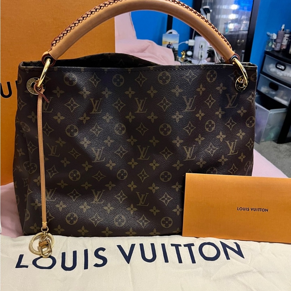 Louis Vuitton Artsy MM Monogram Shoulder Bag